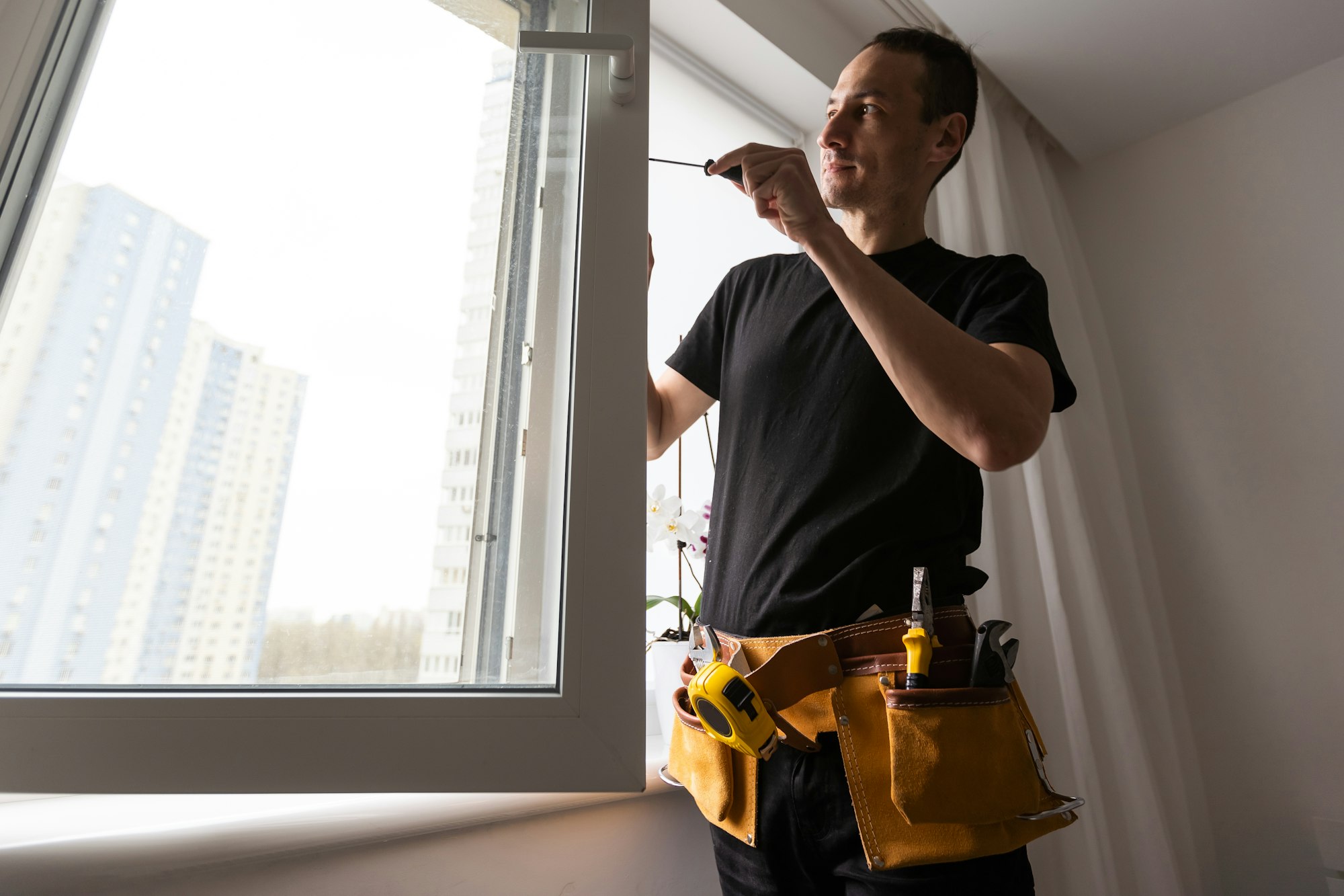 Werkzeugkontrolle an einem geöffneten weißen Dreh-Kipp-Fenster; Symbolbild zum Prüfpunkt „Fensterart zuerst bestimmen“ für Anfragen aus dem Essener Stadtteil Horst